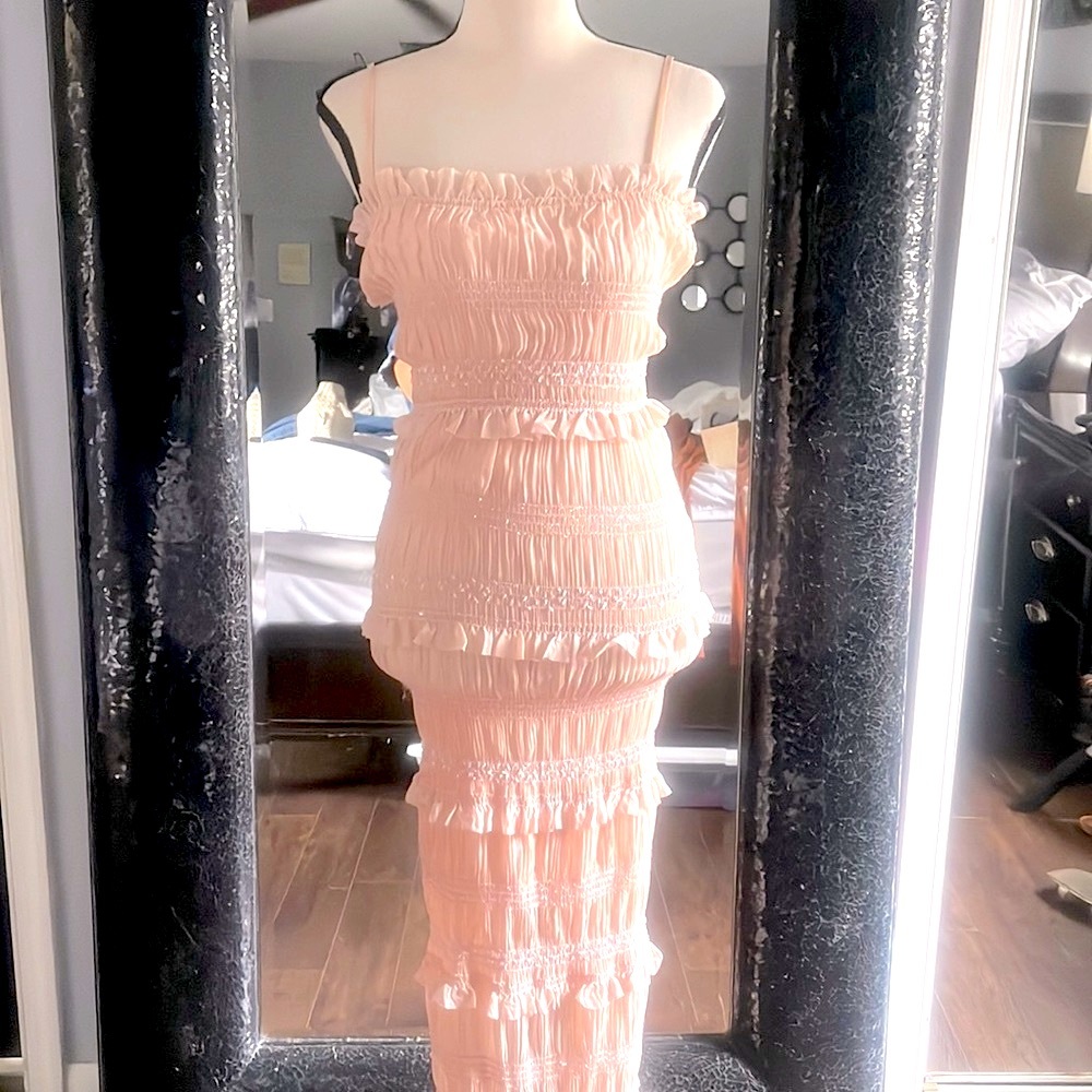 NWT Beautiful pink ruffled dress 💕